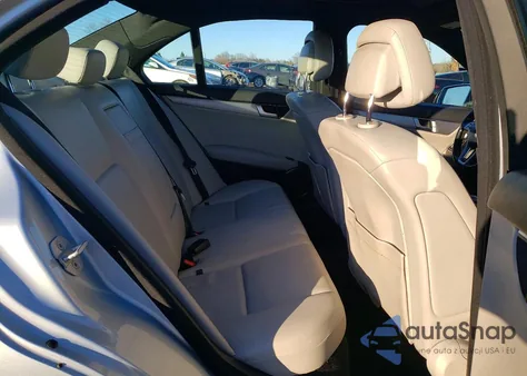 2013 Mercedes-Benz C 250 z USA, uszkodzony, nr VIN WDDGF4HB0DR272145